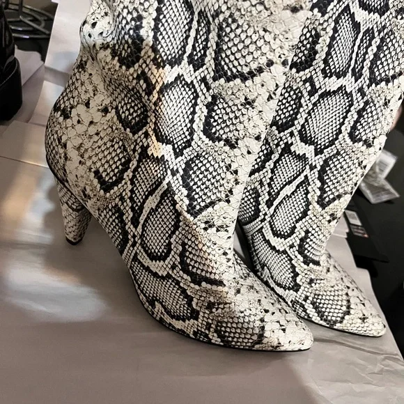 Longchamp Black and White Heeled Boots with Snakeskin Pattern - Picture 3 of 10